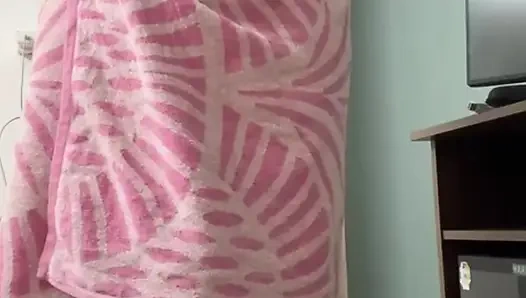 Hintli üvey anne tıraş oluyor ve kıllı amını ağdalıyor