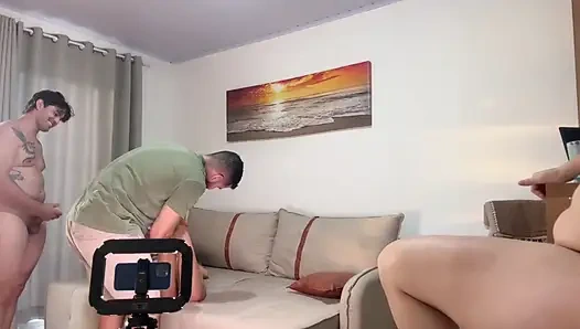 Çift takası - kocası karısına arkadaşının penisini yutturuyor.