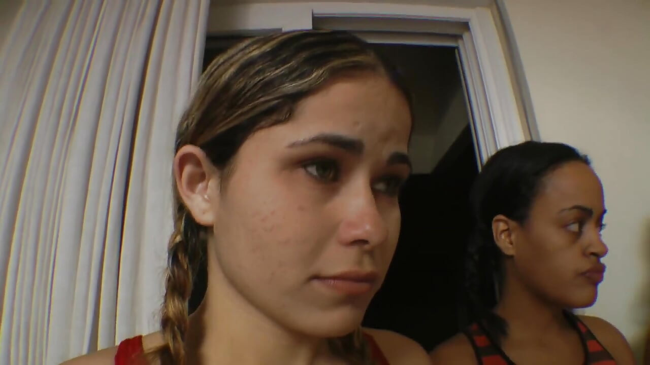 Baisers lesbiens torrides et léchage de cul, meilleures filles du trio