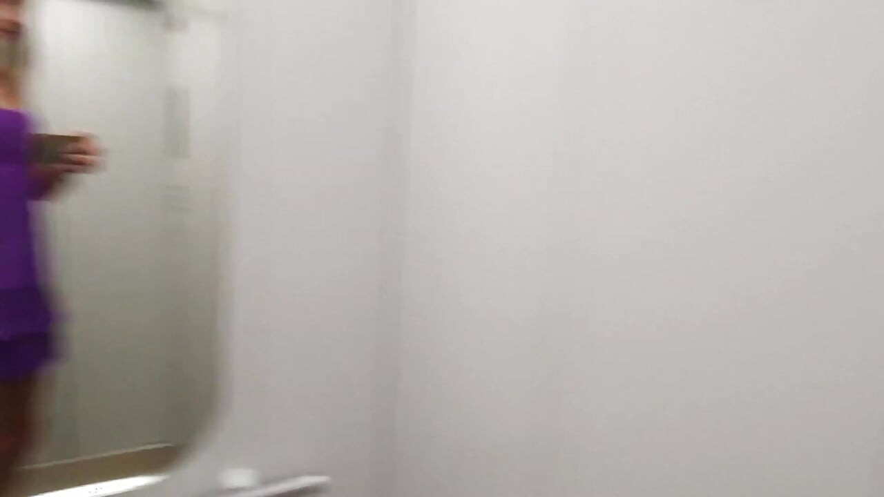 La flaca Olya Mayer cabalgando sobre un juguete y masturba su gran juguete