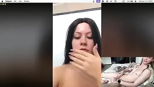 Cewek itu nonton aku lagi masturbasi sampai muncrat dua kali!