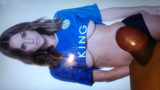 Rosie Jones in haar voetbalshirt krijgt een spermadouche