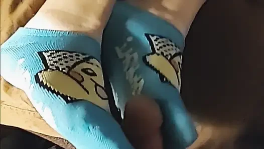 Seksi pokemon ayak bileği çorapla mastürbasyon çorapla ayakla muamele ve hello kitty çorapla mastürbasyon