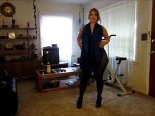 Big booty broad changes her outfits for you!
