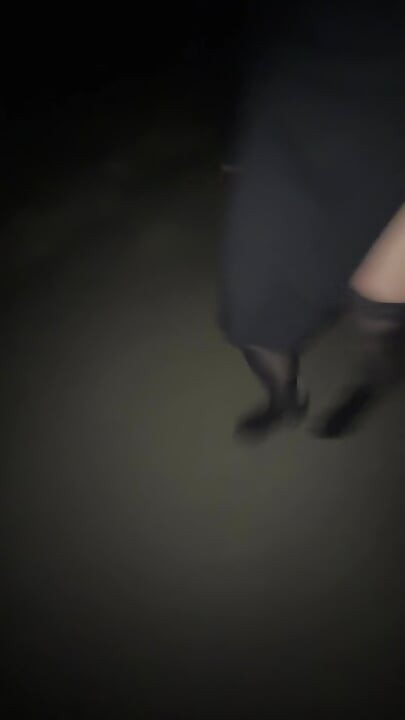 亚洲跨衣妓女在公共街道上玩屁股