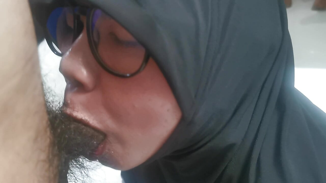 의붓아버지가 그의 것을 그의 입에 쑤셔넣어 입이 찢어질 지경이다