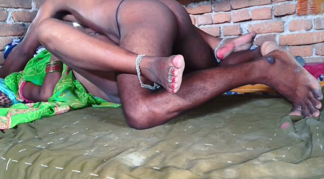 Green Saree wali desi bhabhi ne bhaiya ka kala lund apne chut me dal ke maza liya.dehati village husband wife ki romantic sex