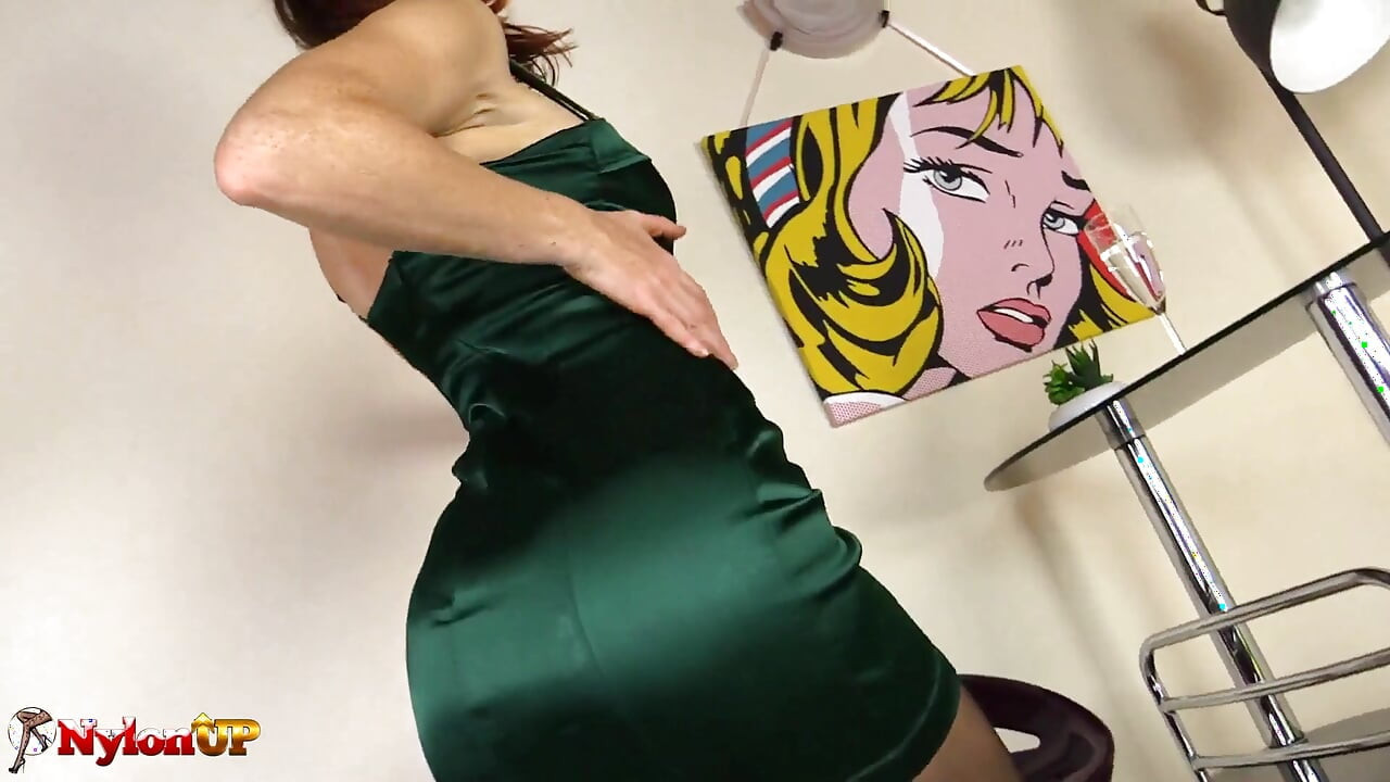 Sexy milf agrada sus pies con agua