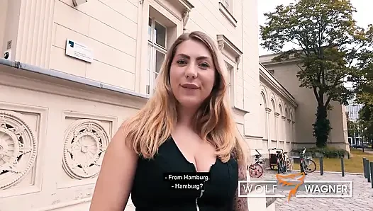 Sakso kraliçesi Mia Blow tarafından sakso çekiyor ve sikiliyor - wolf wagner