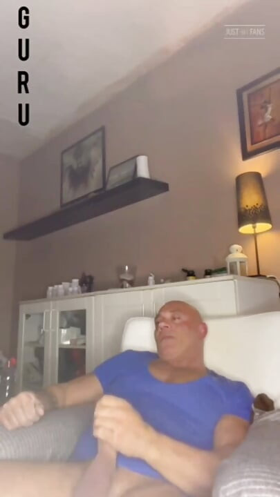 Home Made Wank. Bodybuilder Jerk off Solo Videi