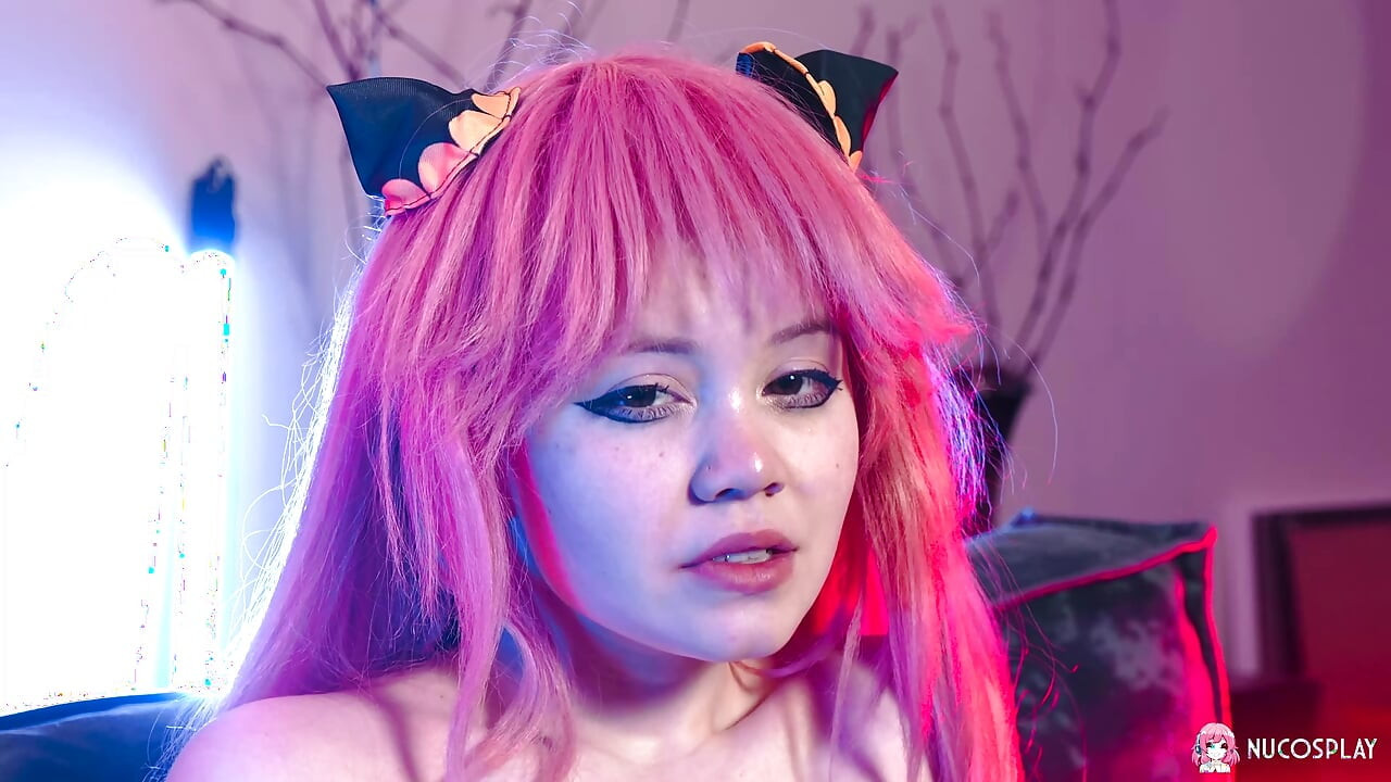 Safada puta ruiva Rebecca Nikson usa um grande brinquedo sexual.