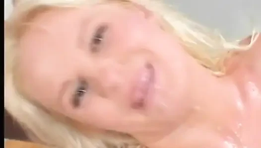 Büyük memeli sarışın yarak emiyor ve götten alıyor
