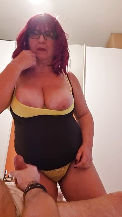 穿红色衣服的大奶子熟女