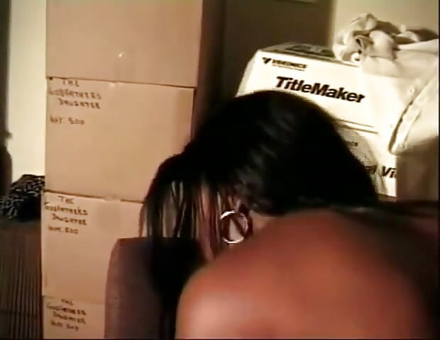 Une black à gros nichons magnifiques se fait lécher la chatte et baiser une grosse bite noire en train de sucer