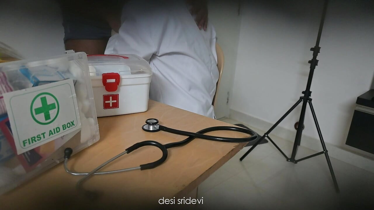 Un docteur vérifie un patient à la clinique
