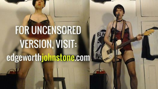 Edgeworth Johnstone подверглась цензуре. Симпатичный транс, фембой, сисси Slim для трансвестита с длинными ногами, играет на гитаре. фермер