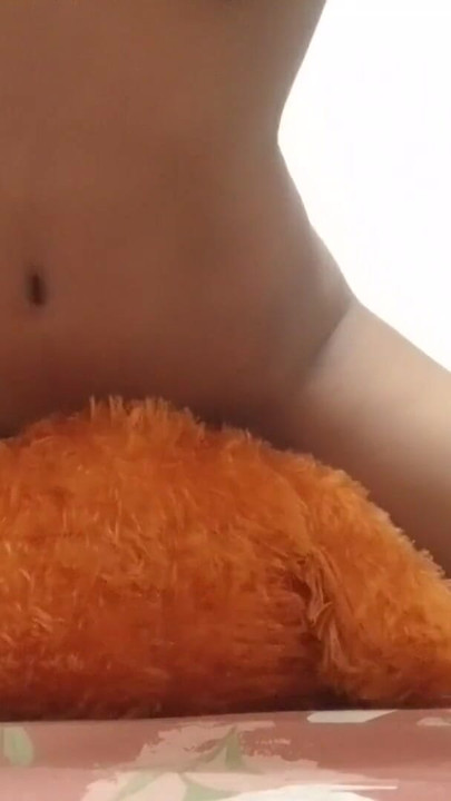 女孩为了高潮而用力摩擦阴户 | 短片 2