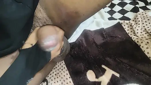 BEAUTIFULL SALI NE LUND ME TEL LAGAYA OR SAHLAYA LUND KO MAST LUND MASSAGE SEX VIDEO