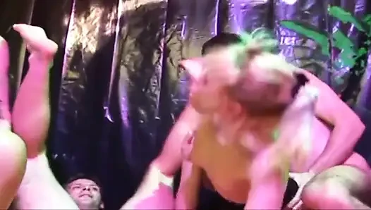 Cewek-cewek bahenol ini lagi asik fingering memeknya di pesta seks liar