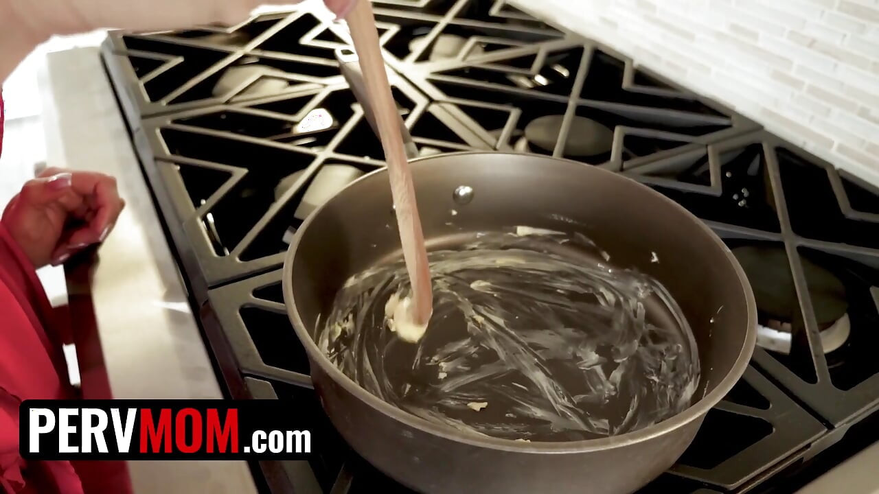 PervMom - madrasta desejando pau chupa enteados suculento wang e engole sua porra no café da manhã