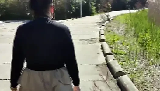 На улице мини-юбка без трусов с анальным плагом