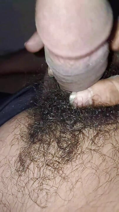 हॉट बॉय हस्तमैथुन करत मोठा लंड दाखवतो