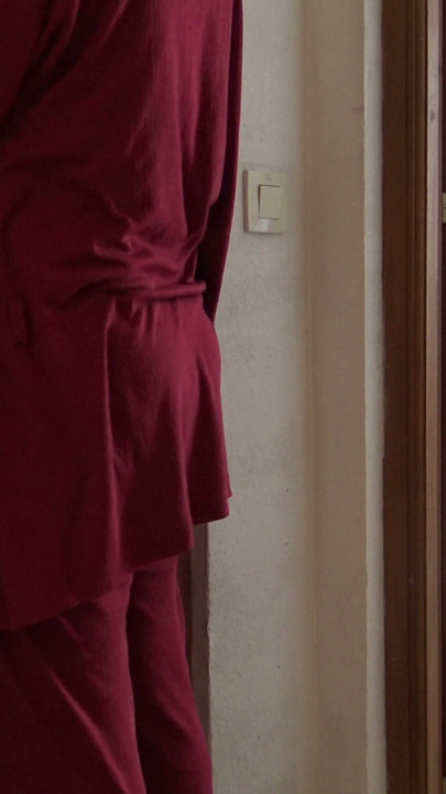 Nymphomaniac wife lets delivery boy cum inside her mouth while husband is at work | Clip 1