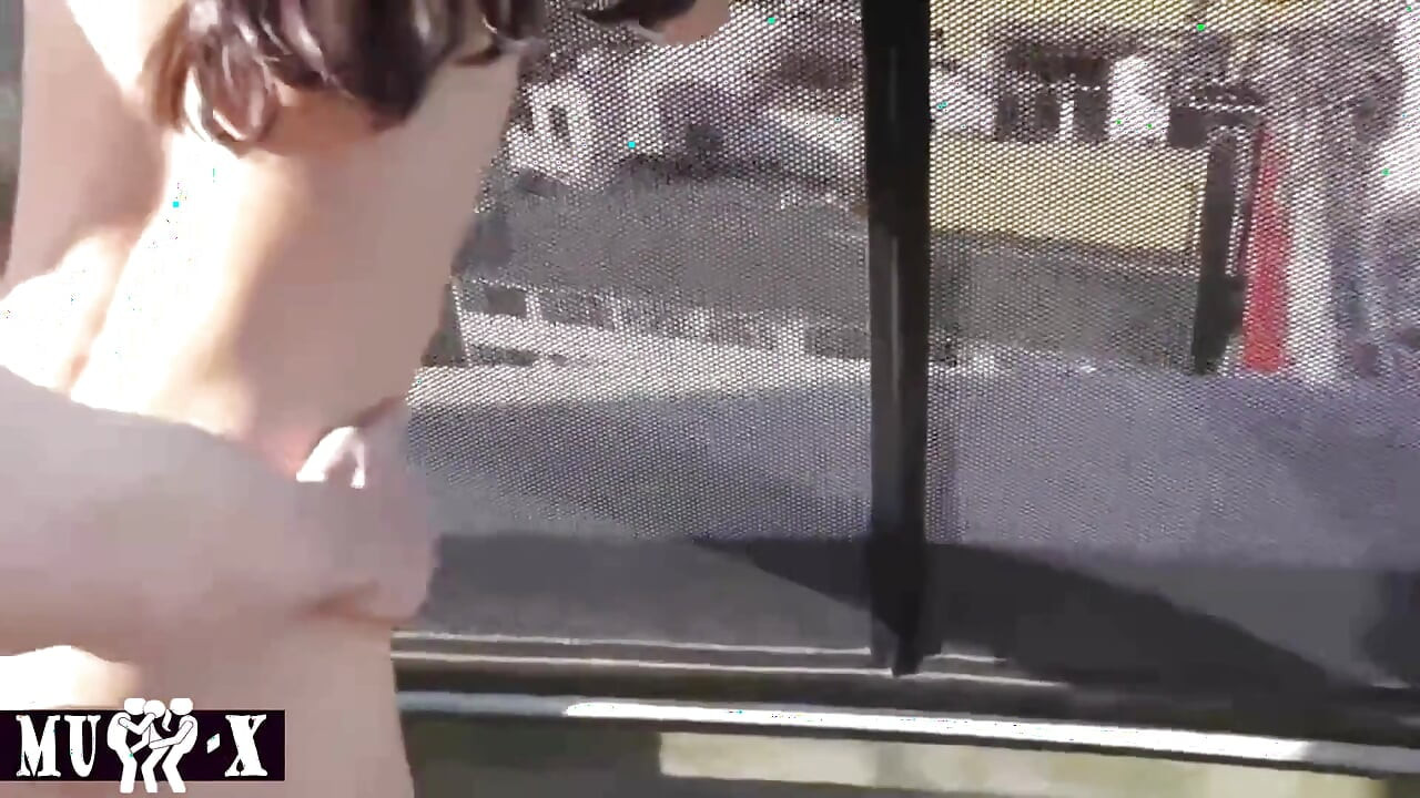 兩個人在開闊的天空下匯合，共同的興奮展開為慶祝的混亂 明亮的第二場