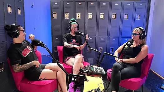 Luna lovely und nikki zee schließen sich ariel beim gespräch in der umkleidekabine an