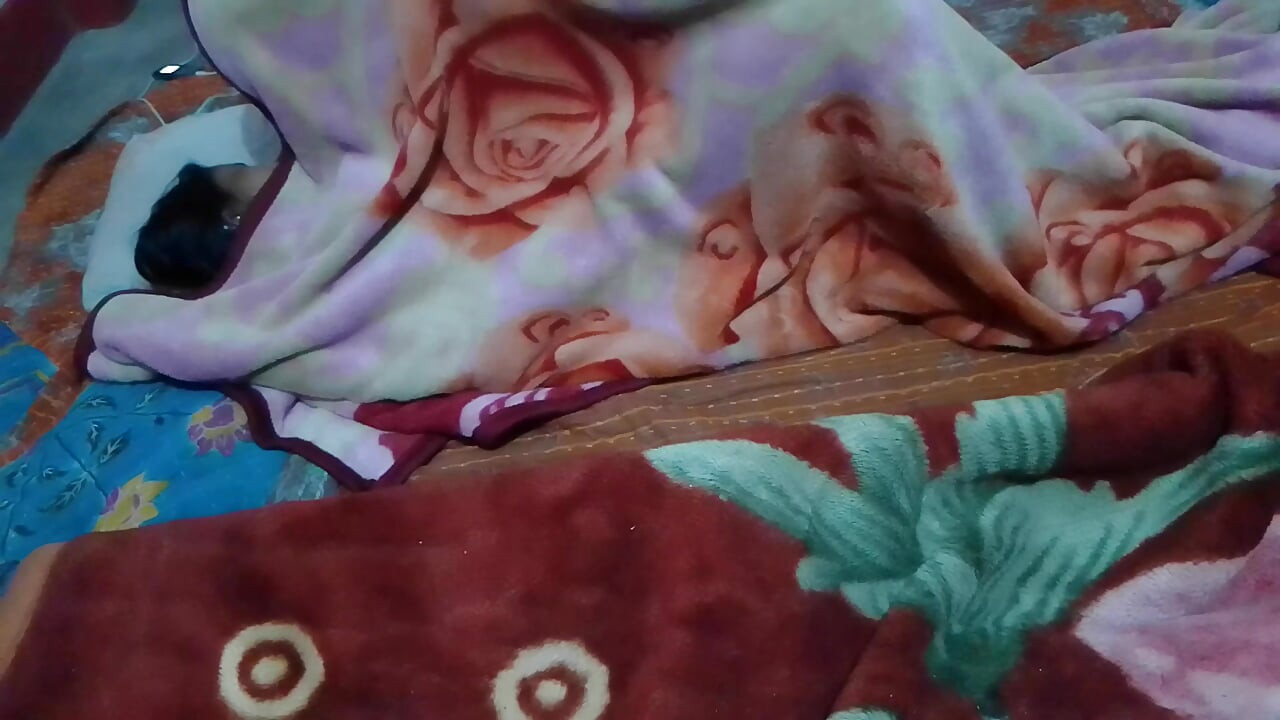 Η γυναίκα ko raat mein choda kambal μου ινδικό σεξ