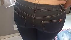 Honění, stříkání na mé sexy džínové kalhoty