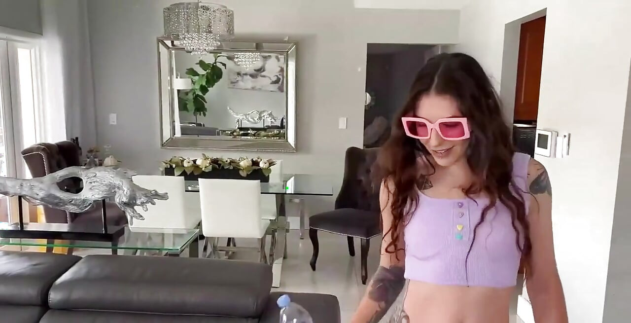 ブレナは変人だ!その女の子がセックスの準備でやってきて、私は彼女を激しく突き、メイクが顔から滴り落ちました!