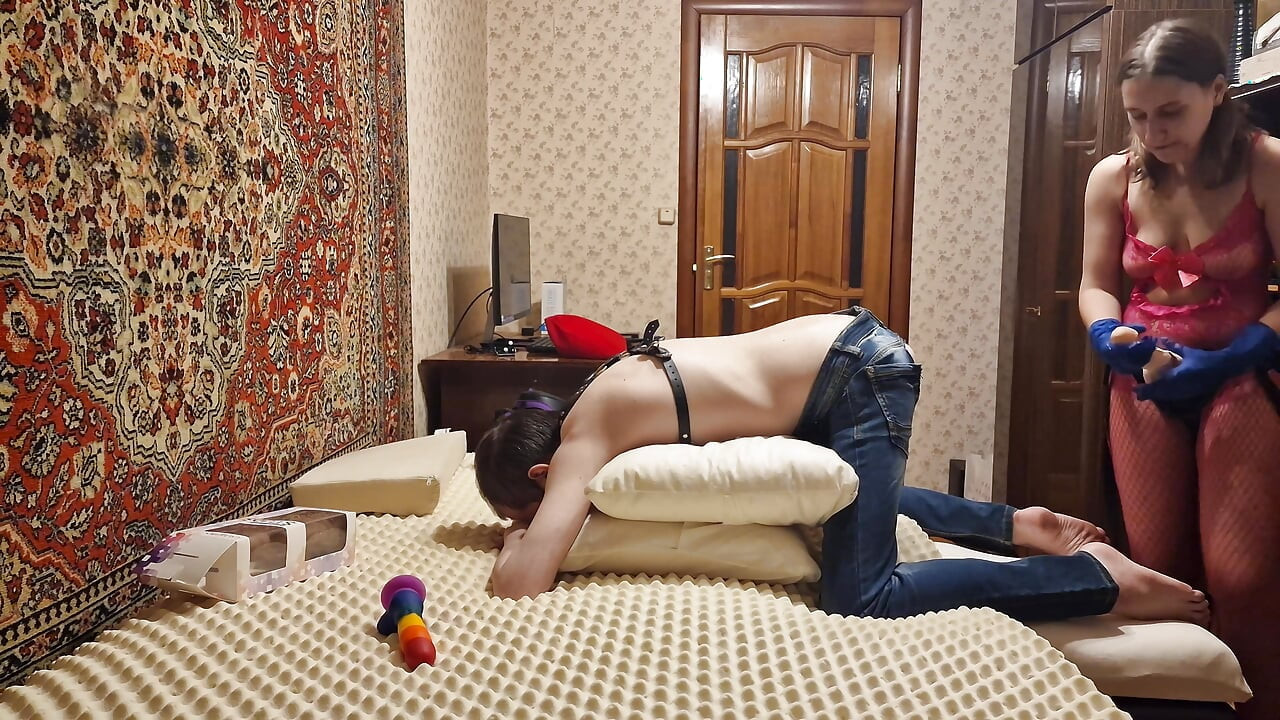 Anastasia dominatrix clavando un esclavo mariquita sumisión amateur casero Sasha Earth