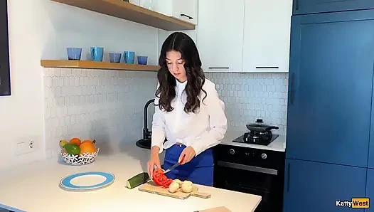 Katty west ngajarin tetangganya untuk bikin salad tapi kontolnya ngaceng banget - seks anal