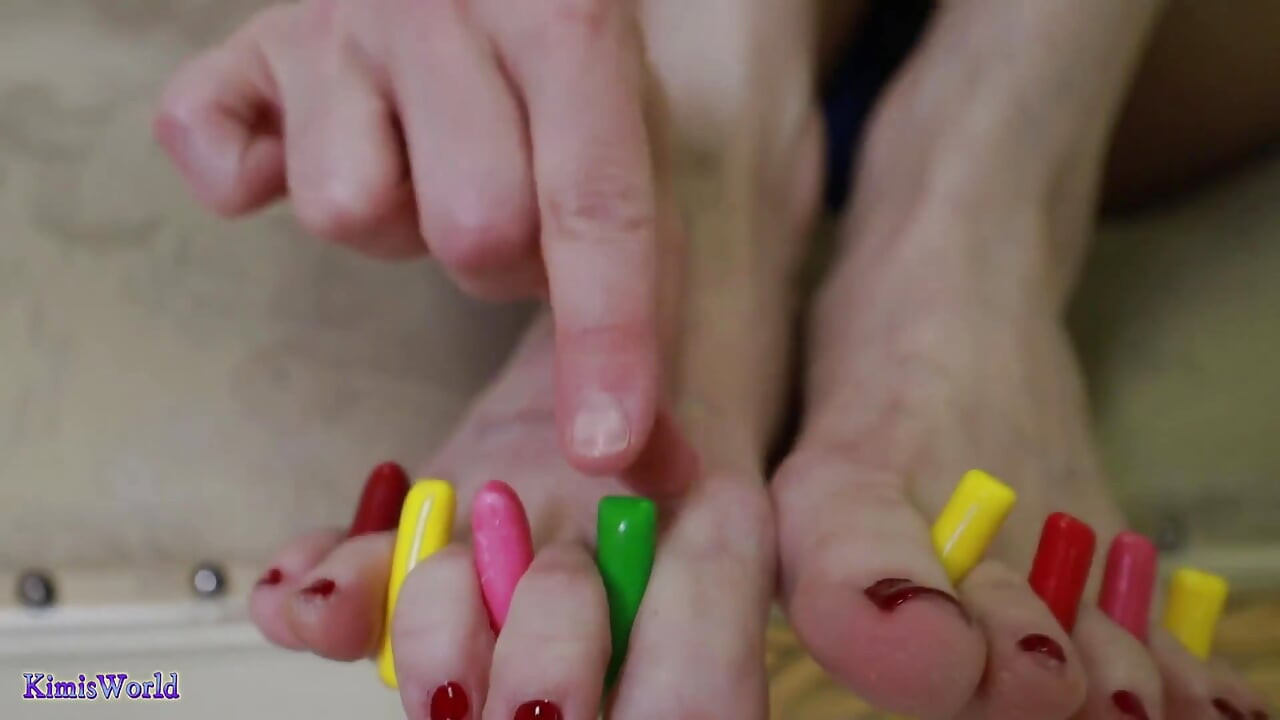 Sweet Toe Tease - πολύχρωμη καραμέλα ανάμεσα στα δάχτυλα των ποδιών της