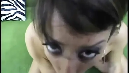 Geiles schätzchen genießt den geschmack und warmes sperma nach einem umwerfenden blowie