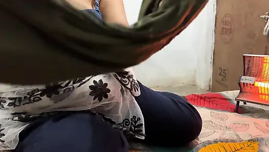 Heiße schöne indische desi-ehefrau gab ihrem ehemann einen entspannenden handjob