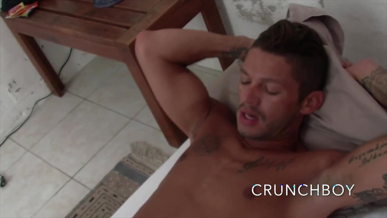 2093 A fiatal csávót reggel megdugja a latin barátja