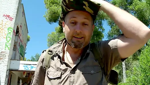 Hot babe squirts after hot fuck outdoors