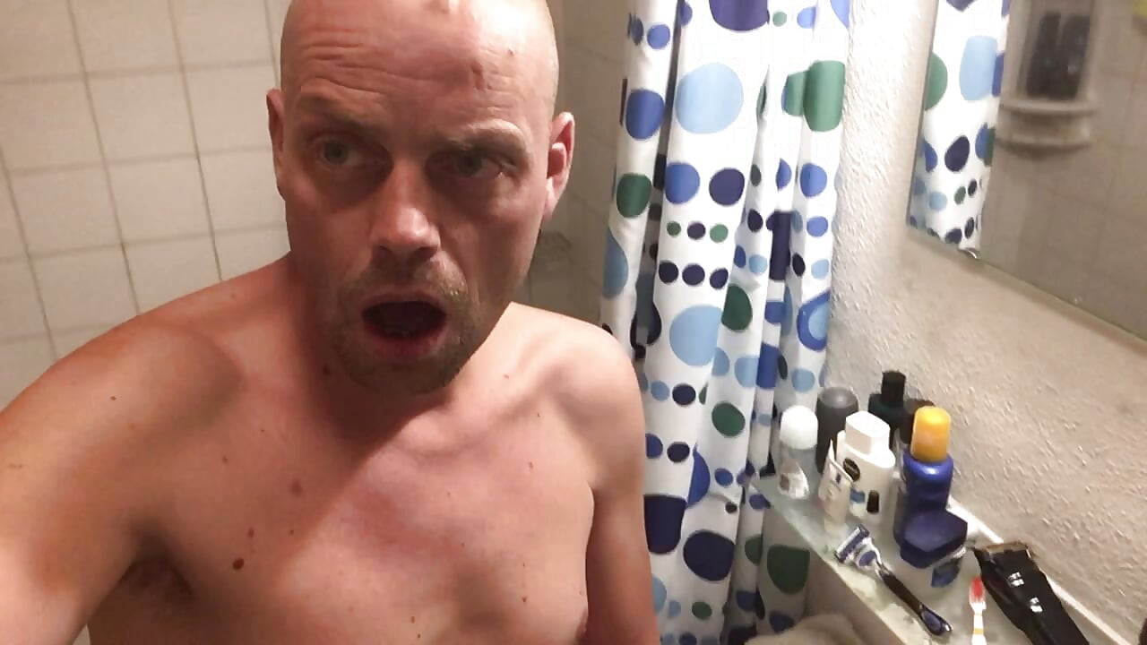 Pišanje, drkanje i sperma na mojoj bradi