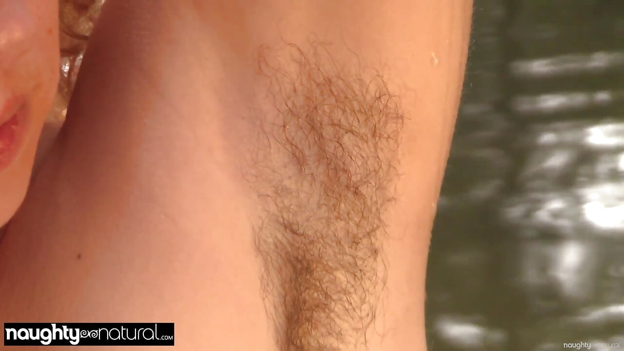 NAUGHTYNATURAL - hårig amatör Leona XXX River Solo och utomhus vatten retas