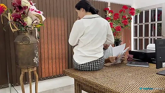 Sekretarisku tahu cara mendapatkan gajinya, dia memberikan pantatnya tanpa ampun!