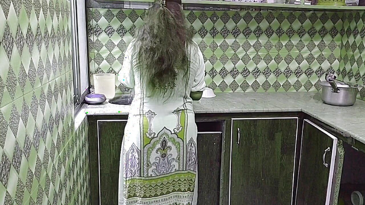Indian Desi Aunty kitchen mai kam kr rahi thi pati ny a k Gand pakar li aur Bohat Chudai ki Gand phar d Hindi Audio Xxxxx Sex
