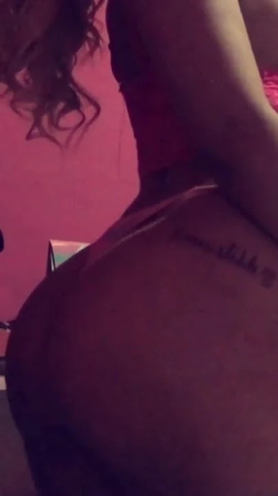 Sexy blonde Shaking ass