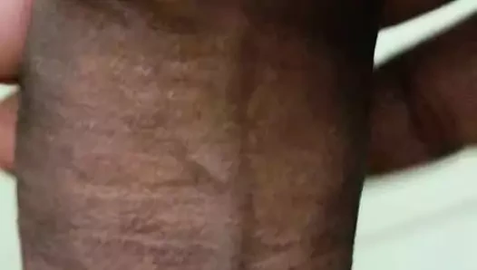 Hintli poz veriyor desi adam kıllı adam büyük yarak teşhir ediyor