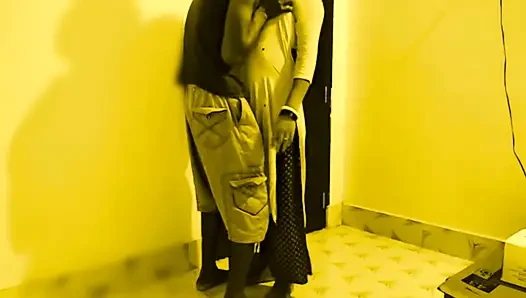 Desi wunderbare sexi hausfrau betrügt deinen ehemann, um seinen jüngeren stiefbruder mit großem schwanz zu ficken.