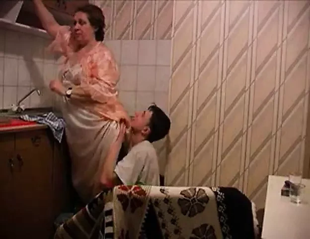 男孩在厨房里操奶奶