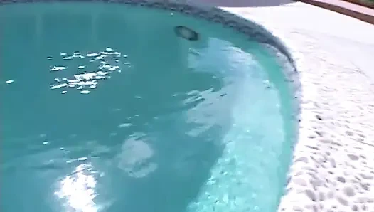 Блондинка давится хуищем перед трахом ее тугую задницу