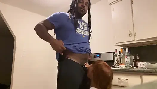 Açık tenli kız komşu adamla sikişiyor ama kız arkadaşı sikişirken aldattığını bilmiyor