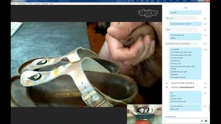 Sperma-Flip-Flops auf Skype und beobachtet Birkenstocks Sandalen